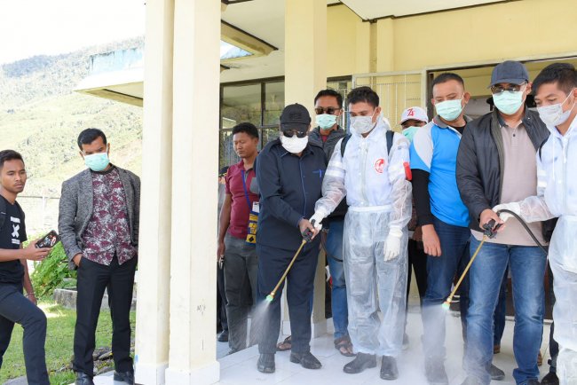 Cegah Covid-19, Pemkab Puncak Jaya Lakukan Penyemprotan Desinfektan dan Bagi Masker ke Masyarakat