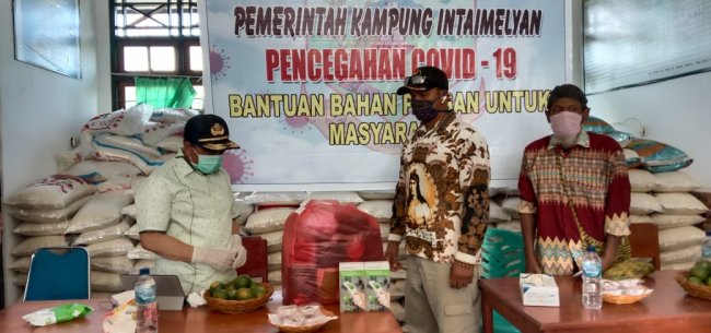 Pemda Keerom Bagikan Ribuan Masker dan Sembako untuk Warga Terdampak Covid-19 