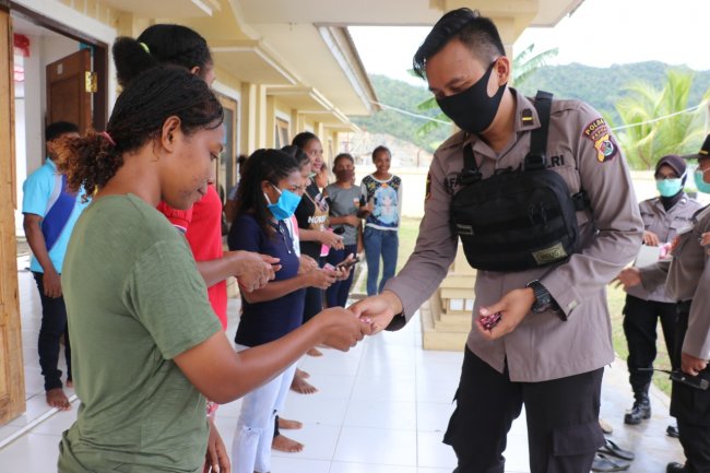 Polda Papua Bagikan Sembako dan Tes Kesehatan Pemain Bola U-12 Supiori