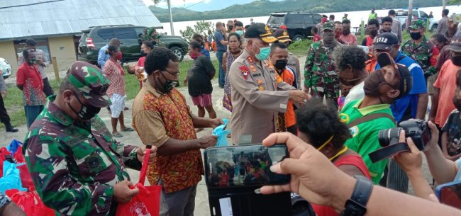 Kapolda dan Pangdam Mewakili Grup Spirit of Papua Serahkan Sembako untuk Warga 