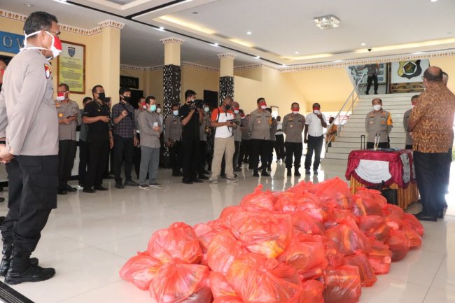  Terima Bantuan dari PT Freeport Indonesia, Kapolda  Akan Distribusikan Kepada Warga 