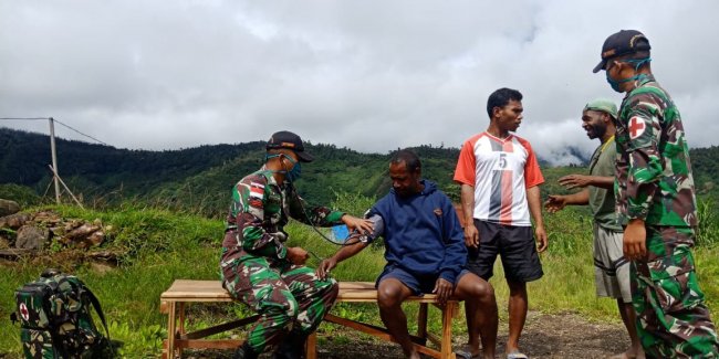 TNI di Pos Okbibab Pegunungan Bintang Gelar Lakukan Pelayanan Kesehatan Keliling