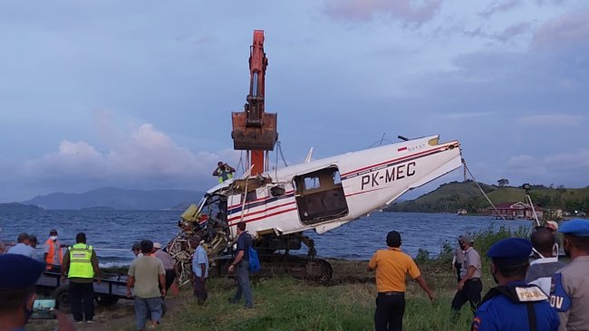 Tim Gabungan Berhasil Evakuasi Badan Pesawat MAF yang Jatuh di Danau Sentani 