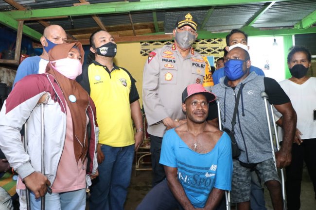 Kapolda Papua Bersama Spirit of Papua Serahkan Bansos Kepada Penyandang Disabilitas 