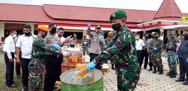 Pemusnahan Ratusan Botol Miras dan Narkotika Hasil Operasi Gabungan TNI Polri di Pegubin 