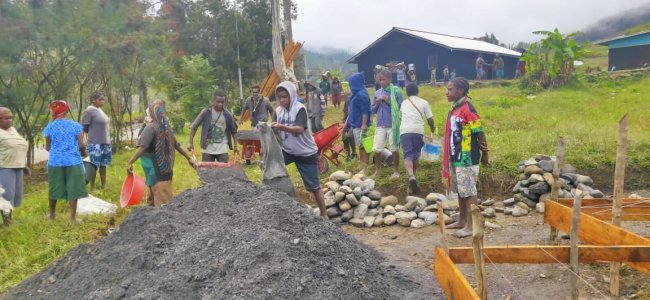Bantu Giat TMMD, Masyarakat Kampung Nioga Kumpulkan Bahan Material Lokal 