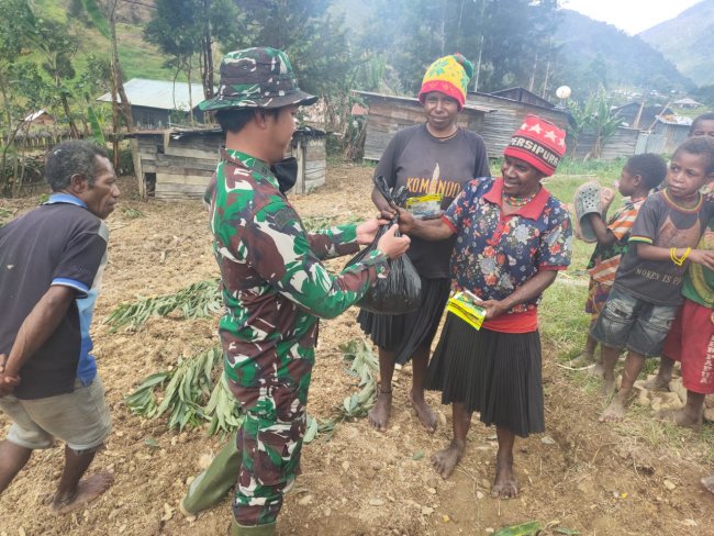 Lagi, Satgas TMMD ke-109 Bantu Bibit Tanaman Masyarakat Kampung Nioga Lagi, Satgas TMMD ke-109 Bantu Bibit Tanaman Masyarakat Kampung Nioga