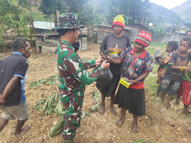 Lagi, Satgas TMMD ke-109 Bantu Bibit Tanaman Masyarakat Kampung Nioga