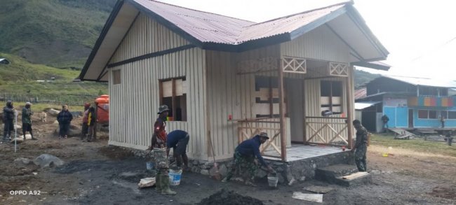 Pembangunan Balai Penyuluhan KB oleh Satgas TMMD di Kampung Nioga Masuk Tahap Finishing