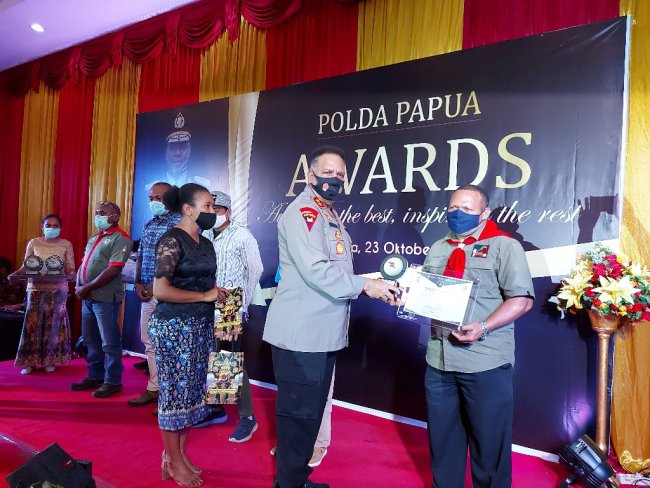Kapolda Papua Berikan Award untuk Para Pecinta Lingkungan dan Pejuang Literasi