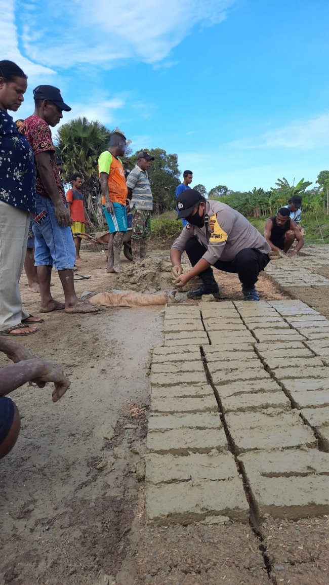 Bhabinkamtibmas Polsek Onggaya Latih Masyarakat Kampung Kuler Buat Batu Tela