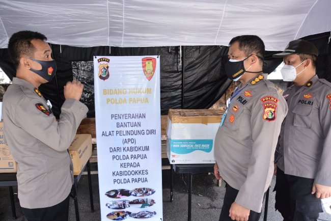 Kabidkum Polda Papua Sumbang APD untuk Tenaga Medis RS Bhayangkara