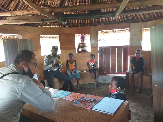 Kasat  Binmas Polres Tolikara Ajari Baca Tulis Anak anak Desa Kolengger
