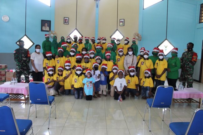 Berbagi Kasih Natal, Persit KCK Cabang XVI Kodim Jayapura Kunjungi Panti Asuhan