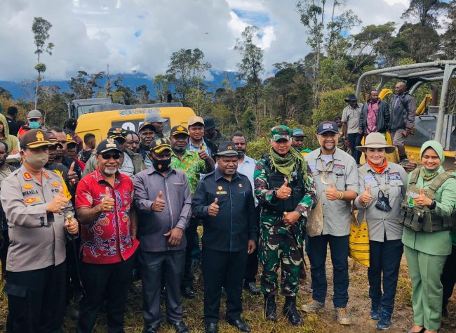 Peresmian Tiga Ruas Jalan Baru di Puncak Jaya, Kado Spesial Natal untuk Masyarakat 