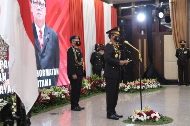  Menpan RB dan Menteri ATR/BPN Terima Bintang Bhayangkara Utama