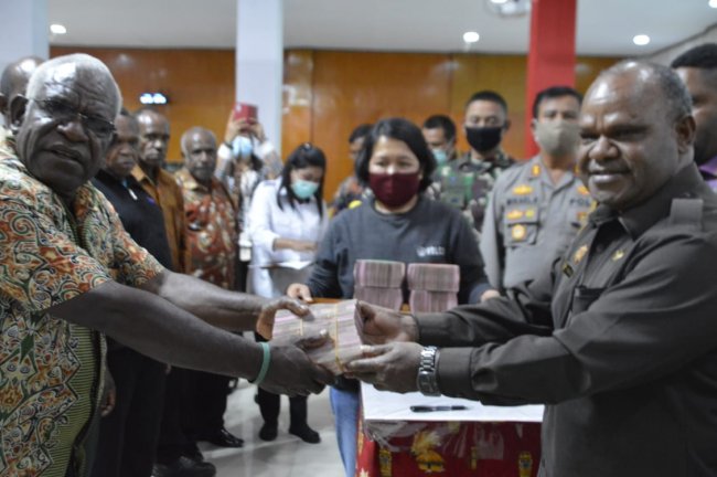 Gelontorkan Rp4,2 Miliar, Pejabat Puncak Jaya Ditugaskan Natalan di Kampung Bersama Masyarakat 