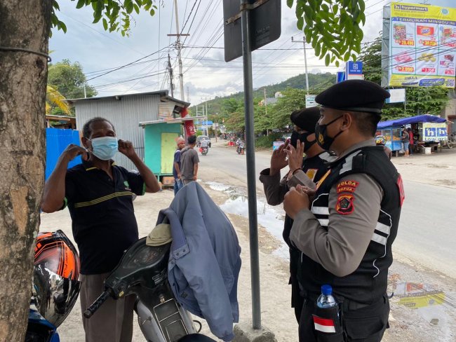 Lagi, Samapta Polda Papua Patroli Sekaligus Berikan Imbauan Prokes ke Masyarakat Jayapura