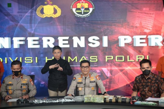 Humas Polri Libatkan Juru Bahasa Isyarat dalam Konferensi Pers