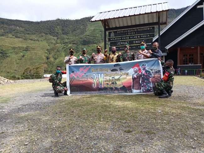 Sinergitas TNI Polri dan Pemerintah Daerah Bagikan Masker di Puncak Jaya