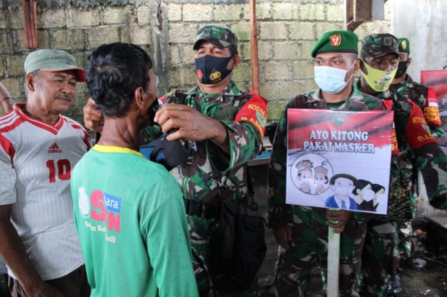 Cegah Penyebaran Covid-19, Kodim Jayapura Bagikan Masker Gratis Kepada Warga 