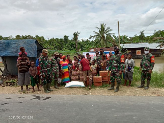 Kodim Jayapura Salurkan Bantuan Sembako untuk Korban Banjir di Keerom 