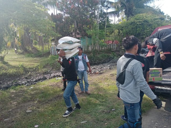 Polisi Bersama Club Motor Sarmi Bagikan Sembako Korban Banjir di Kampung Kaptiau
