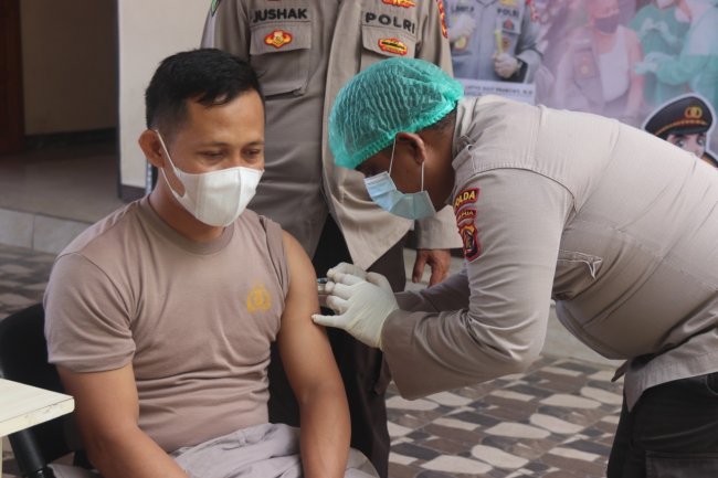 Personal dan ASN Polda Papua Lakukan Vaksinasi Covid-19