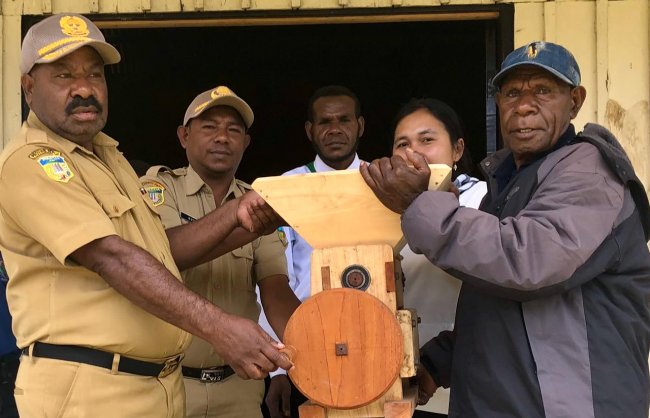 Dinas Perkebunan Puncak Jaya Serahkan Dua Mesin Pengelola Kopi di Distrik Nume