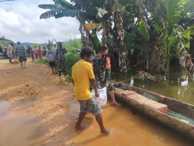 Babinsa Kodim Jayapura Terobos Banjir, Salurkan Bantuan di Kampung Mamberamo