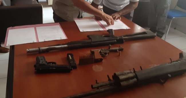 4 Senjata Api Milik Kelompok Kriminal Bersenjata Wilayah Mamta Diserahkan ke Polisi