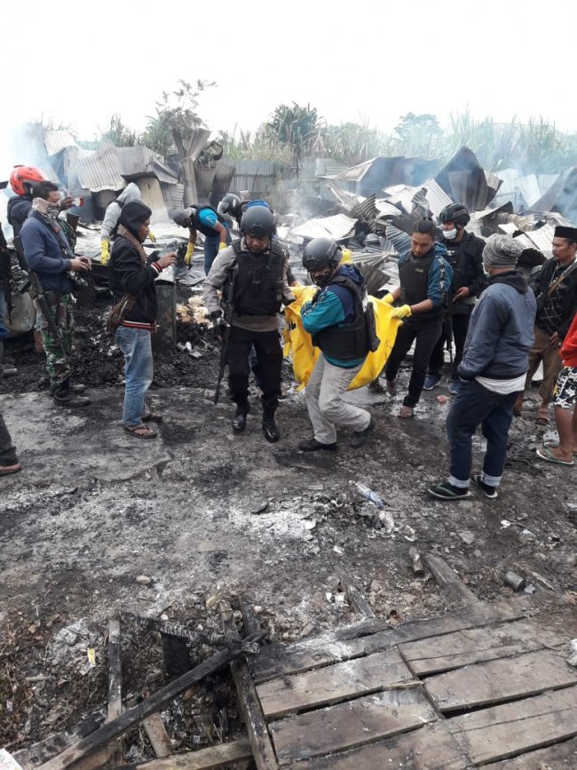 Ricuh, Puluhan Rumah Hangus Dibakar, Dua TNI Luka-Luka, Satu Warga Sipil Tewas