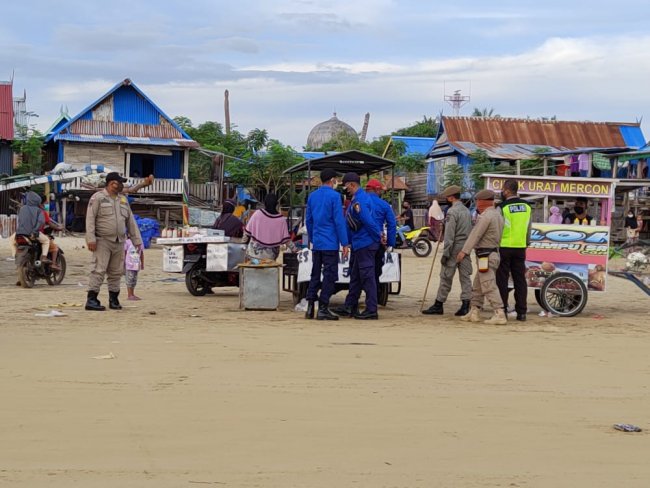 Langgar Prokes, Petugas Bubarkan Kerumunan Warga di Objek Wisata Imbuti Beach Merauke