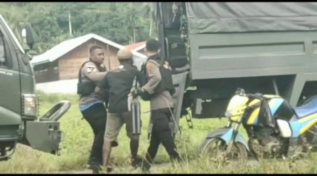 Video Viral, Oknum Polisi Pukul Warga di Nabire Namun Berakhir Damai