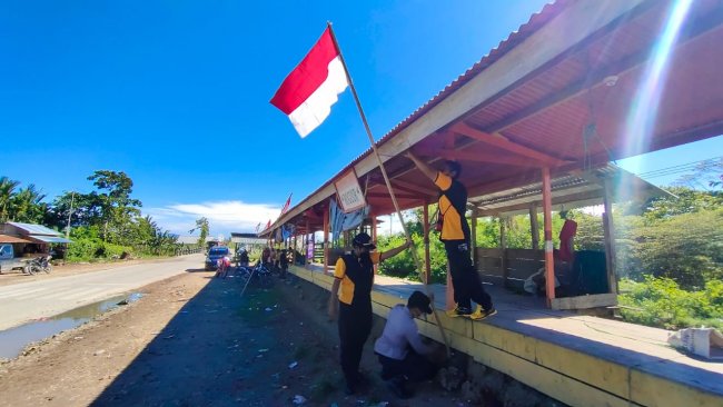 Polsek Muara Tami Pasang Bendera Merah Putih di Pasar dan Bagi Masker 