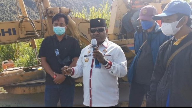 Serius Bangun Infrastruktur, Bupati Puncak Jaya Resmikan Pengaspalan Jalan Kota Mulia