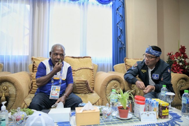 Cicipi Buah Pinang, Ridwan Kamil Ungkap Simbol Persaudaraan Masyarakat Papua 