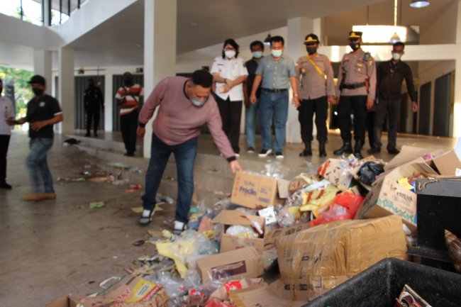 Sampah Menumpuk di Pasar Skow, Waterpauw: Ngeri Sekali Lihat Sampah Ini
