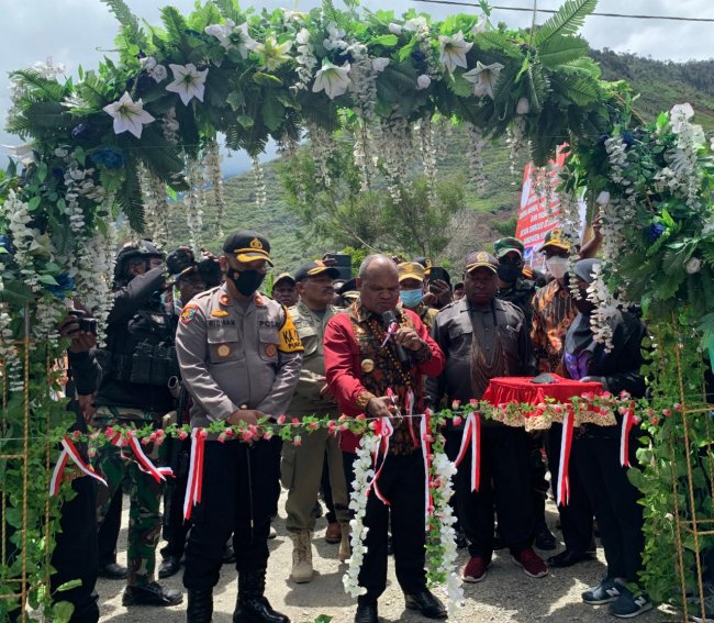 Bupati Puncak Jaya Resmikan Pasar Muara, Borong Sayuran Puluhan Juta 