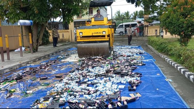 Polres Jayapura Musnahkan 2.029 Botol Miras dan 3,5 Kilogram Ganja