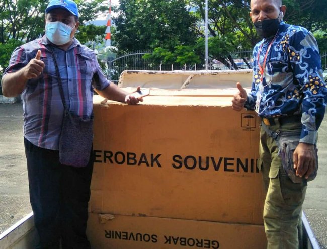 Kado Natal, IKMAL-HOW Terima Bantuan Satu Unit Gerobak Kopi dari Pemprov Papua
