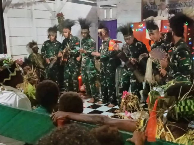 Satgas Yonif 123/RW Rayakan Natal Bersama Suku Kanum di Perbatasan Papua Nugini