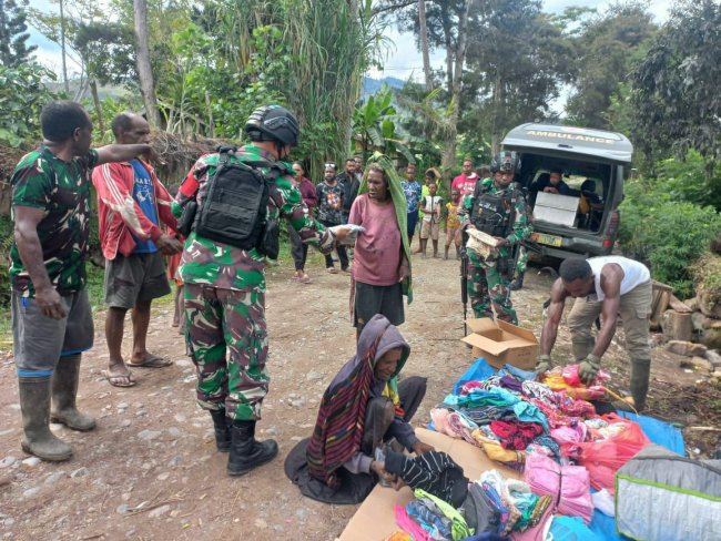 Warnai Pergantian Tahun, Satgas Yonif RK 751/VJS Bagikan Baju untuk Masyarakat Jayawijaya 