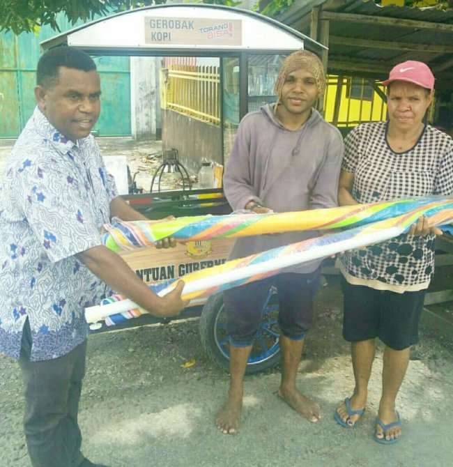IKMAL HOW Kembali Terima Bantuan Dua Unit Payung Tenda dari Pemprov Papua