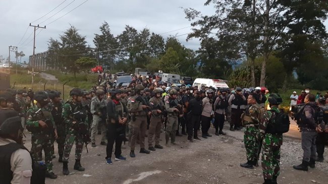 TNI Bantu Kepolisian Redam Bentrok Warga di Wamena Papua