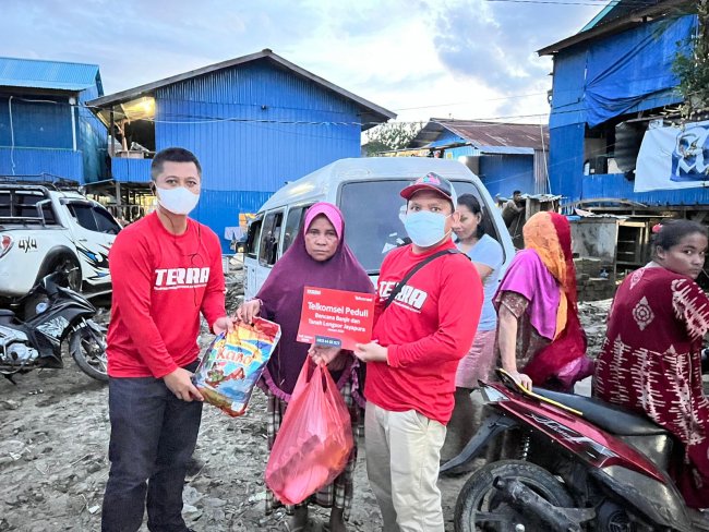 Telkomsel Salurkan Bantuan Kepada Masyarakat Terdampak Banjir dan Longsor di Jayapura