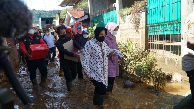 Mensos Risma Tinjau Lokasi Banjir dan Longsor Jayapura, Serahkan Bantuan Rp1,3 Miliar
