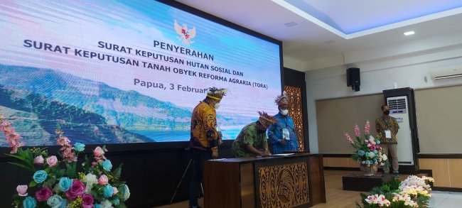 Presiden Jokowi Serahkan SK Hutan Sosial dan Tora Kepada Masyarakat Papua Secara Virtual