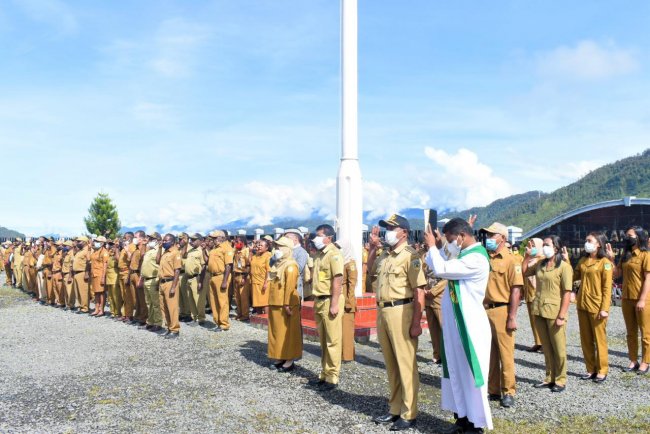 Bupati Puncak Jaya Serahkan SK dan Ambil Sumpah Janji PNS Formasi 2013