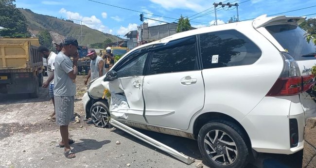 Diduga Sopir Ngantuk, Mobil Tabrak Pembatas Jalan dan Terguling Dua Kali